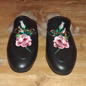 Floral Embroidered Black Loafers with Fur Trim